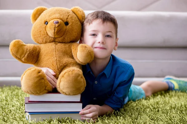 小さな男の子読書本-ホーム — ストック写真