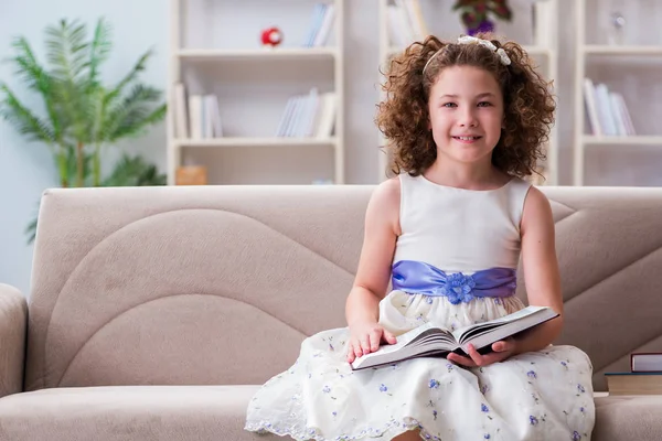 Pequeña chica bonita leyendo libros en casa — Foto de Stock