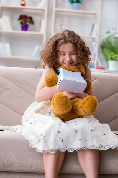 Giovane bambina con VR occhiali di realtà virtuale — Foto Stock