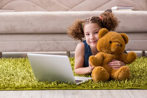Little girl surfing internet on laptop — Stock Photo, Image