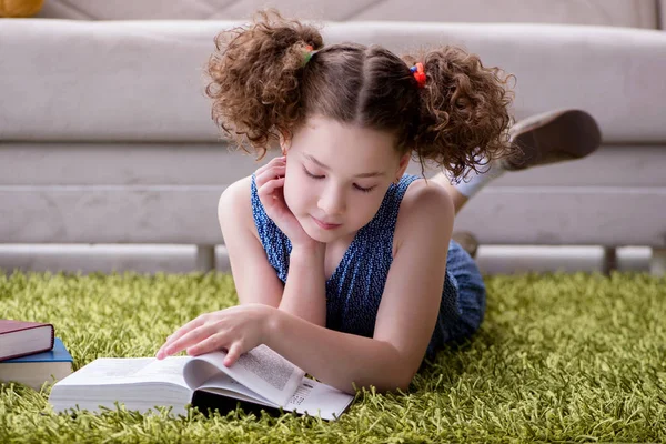 Kleines hübsches Mädchen liest Bücher zu Hause — Stockfoto