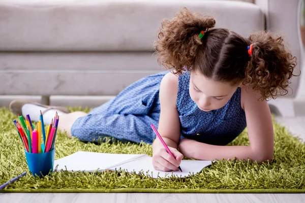 Giovane bambina che disegna su carta con matite — Foto Stock