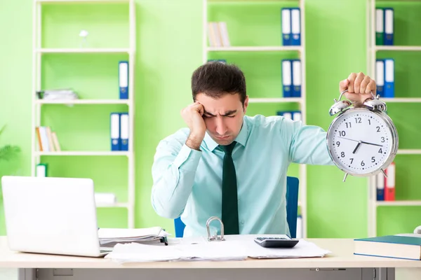 Männlicher Finanzmanager arbeitet im Büro im Zeitmanagement — Stockfoto