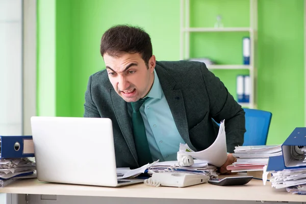 Empresário irritado com excesso de trabalho sentado no escritório — Fotografia de Stock