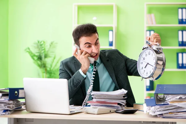 Podnikatel naštvaný na nadměrnou práci sedí v kanceláři v t — Stock fotografie