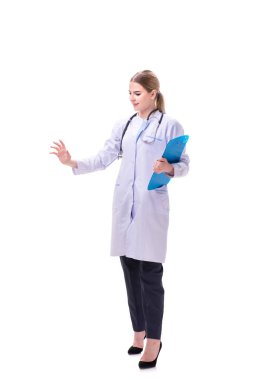 Genç kadın doktor beyaz arka planda izole edilmiş.