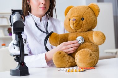 Çocuk oyuncak sağlığını kontrol ediyor