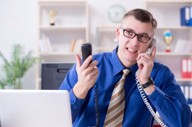 Masada çalışan genç işadamı.  