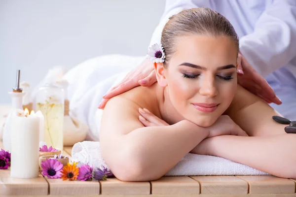 Frau bei massage session im spa — Stockfoto