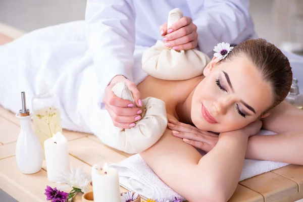 Mujer durante la sesión de masaje en spa — Foto de Stock