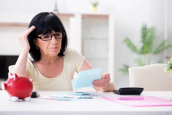 Gammal kvinna försöker förena sina räkningar — Stockfoto