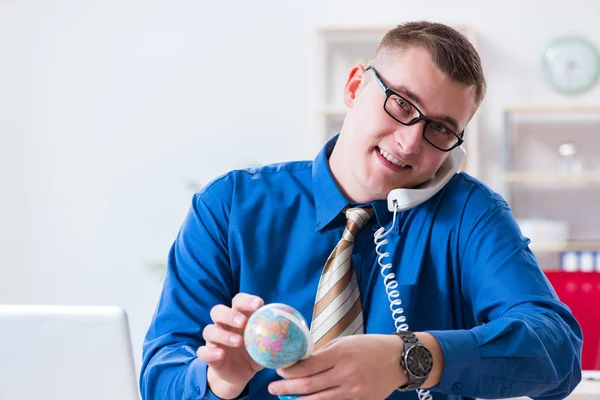 Ung anställd förbereder sig för semester resa — Stockfoto