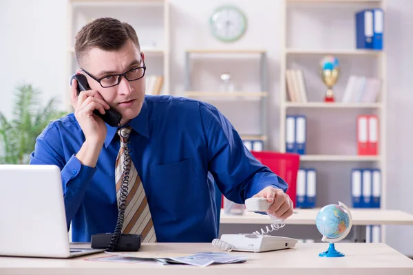 Ung anställd förbereder sig för semester resa — Stockfoto