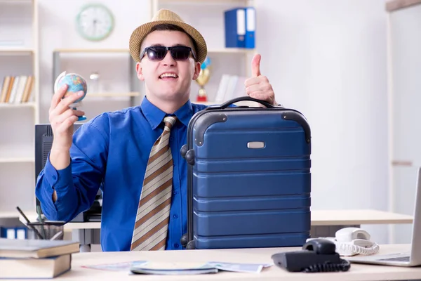 休暇旅行の準備をしている若い従業員 — ストック写真