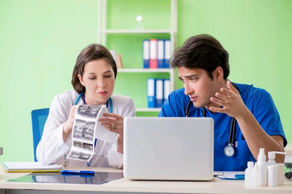 Kobieta i mężczyzna ginekolodzy omawiający przypadek medyczny w Clini — Zdjęcie stockowe