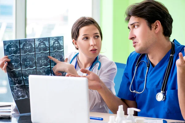 Vrouw en man gynaecologen bespreken medische gevallen in de klinieken — Stockfoto