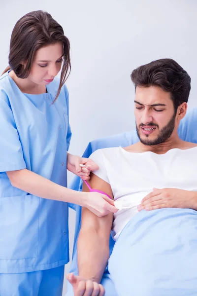 Medico donna visita paziente maschile in ospedale — Foto Stock