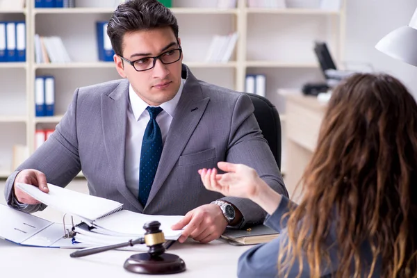 Advogado discutindo caso legal com o cliente — Fotografia de Stock