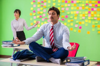 Ofiste birçok çelişkili öncelikleri olan kadın ve erkek var. 