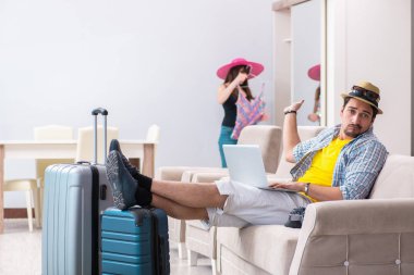 Genç çift yaz tatili için hazırlanıyor.