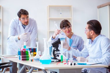 Laboratuvarda çalışan kimyagerler.