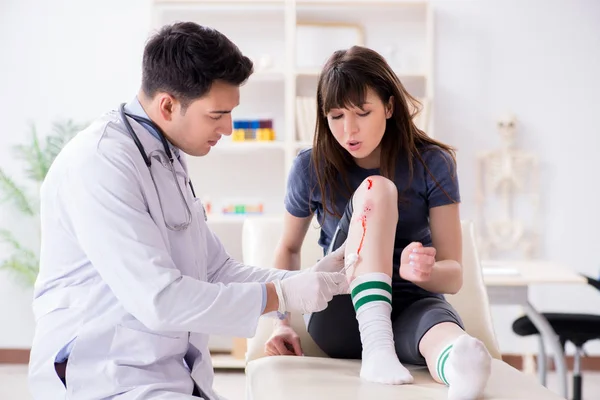 Patient geht nach Sportverletzung zum Arzt — Stockfoto