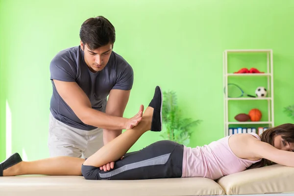 Joven médico quiropráctico masajeando paciente — Foto de Stock