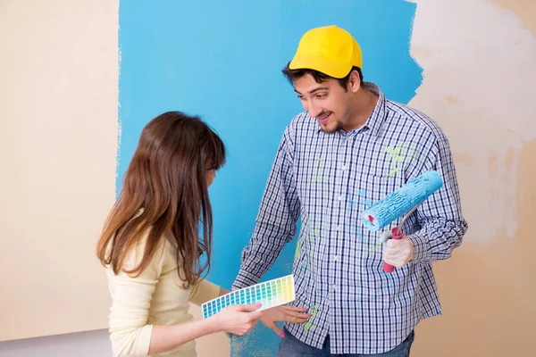 Husband and wife doing renovation at home — Stock Photo, Image