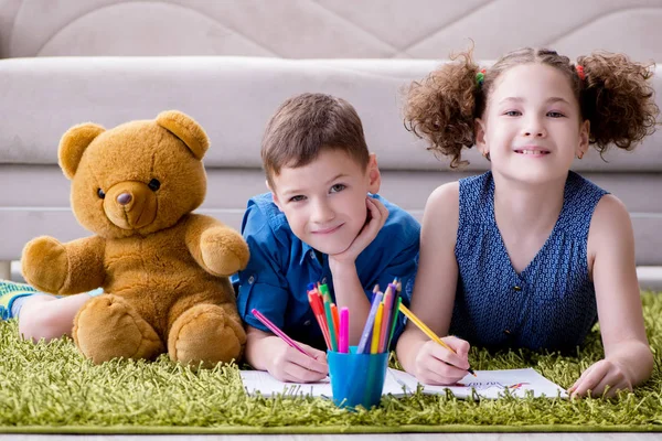 Deux enfants dessinent des images allongées sur la porte — Photo