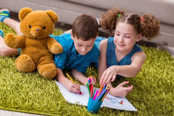 Zwei Kinder malen Bilder, die auf der Tür liegen — Stockfoto