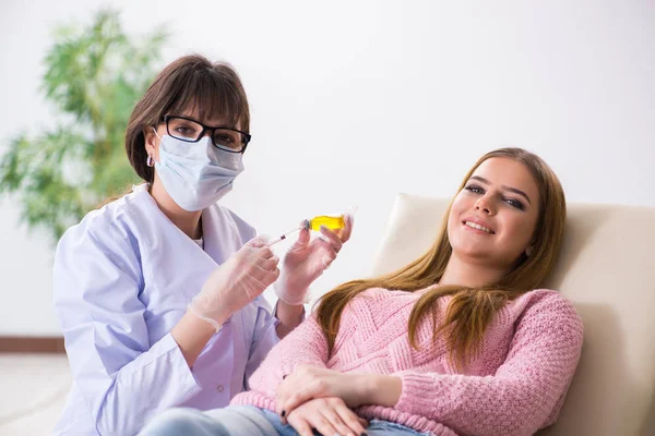 Vrouw patiënt bezoeken tandarts voor regelmatige check-up — Stockfoto