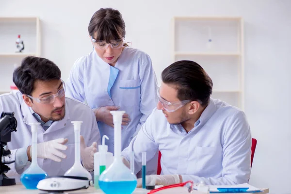 Team of chemists working in the lab — Stock Photo, Image