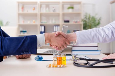 Rutin kontroller için doktoru ziyaret eden bir adam.