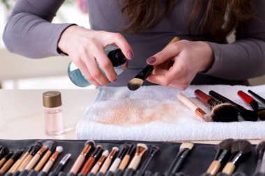 Makyaj sanatçısı fırçaları işe hazırlıyor