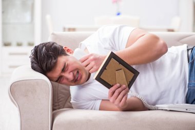 Genç adam kırık aşk konseptinde mutsuz.