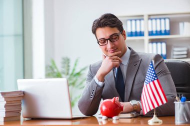 Ofisinde Amerikan bayrağı taşıyan bir iş adamı