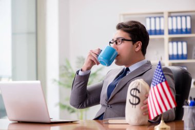 Ofisinde Amerikan bayrağı taşıyan bir iş adamı