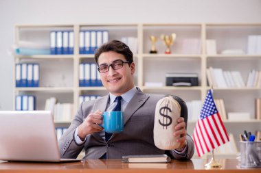 Ofisinde Amerikan bayrağı taşıyan bir iş adamı