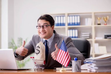 Ofisinde Amerikan bayrağı taşıyan bir iş adamı