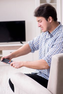 Bozuk televizyonu tamir etmeye çalışan adam