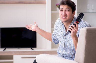 Bozuk televizyonu tamir etmeye çalışan adam