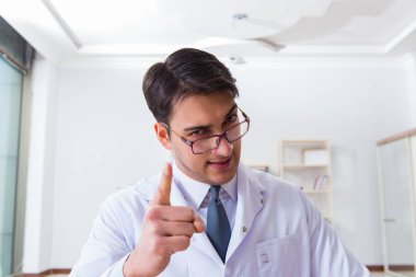 Hastanedeki komik doktor.