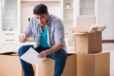 İşsiz bir adam haciz mektubu alıyor.