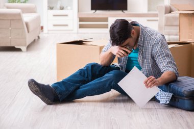 İşsiz bir adam haciz mektubu alıyor.