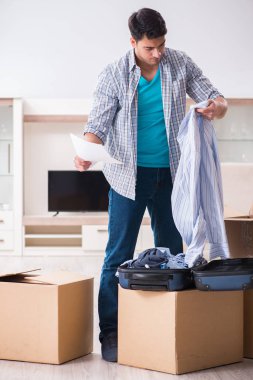 İşsiz bir adam haciz mektubu alıyor.