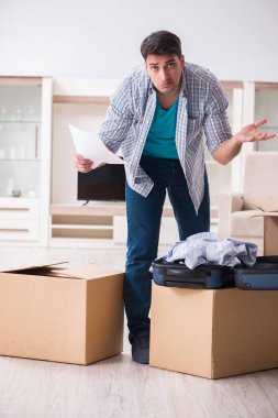 İşsiz bir adam haciz mektubu alıyor.