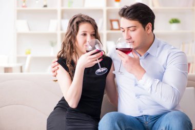 Genç çift romantik bir konseptte şarap içiyor.