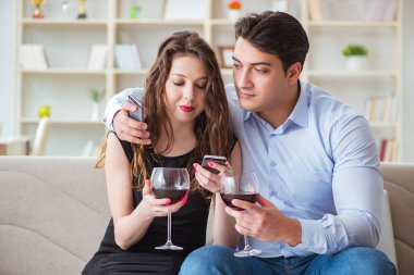 Genç çift romantik bir konseptte şarap içiyor.