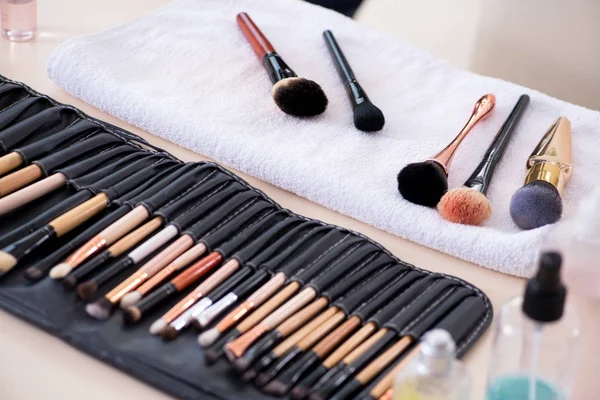 Maquillador preparando pinceles para el trabajo — Foto de Stock