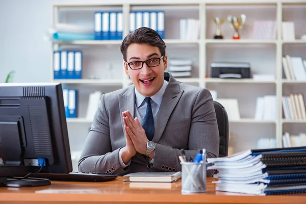 Zakenman werkzaam in het kantoor — Stockfoto